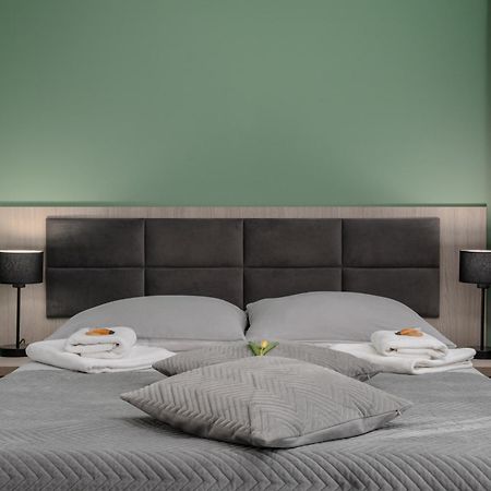 Hotel W Dobieszkowie Стриков Екстериор снимка