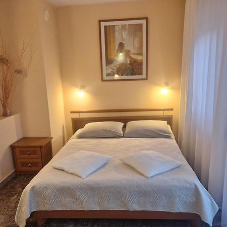 Hotel W Dobieszkowie Стриков Екстериор снимка