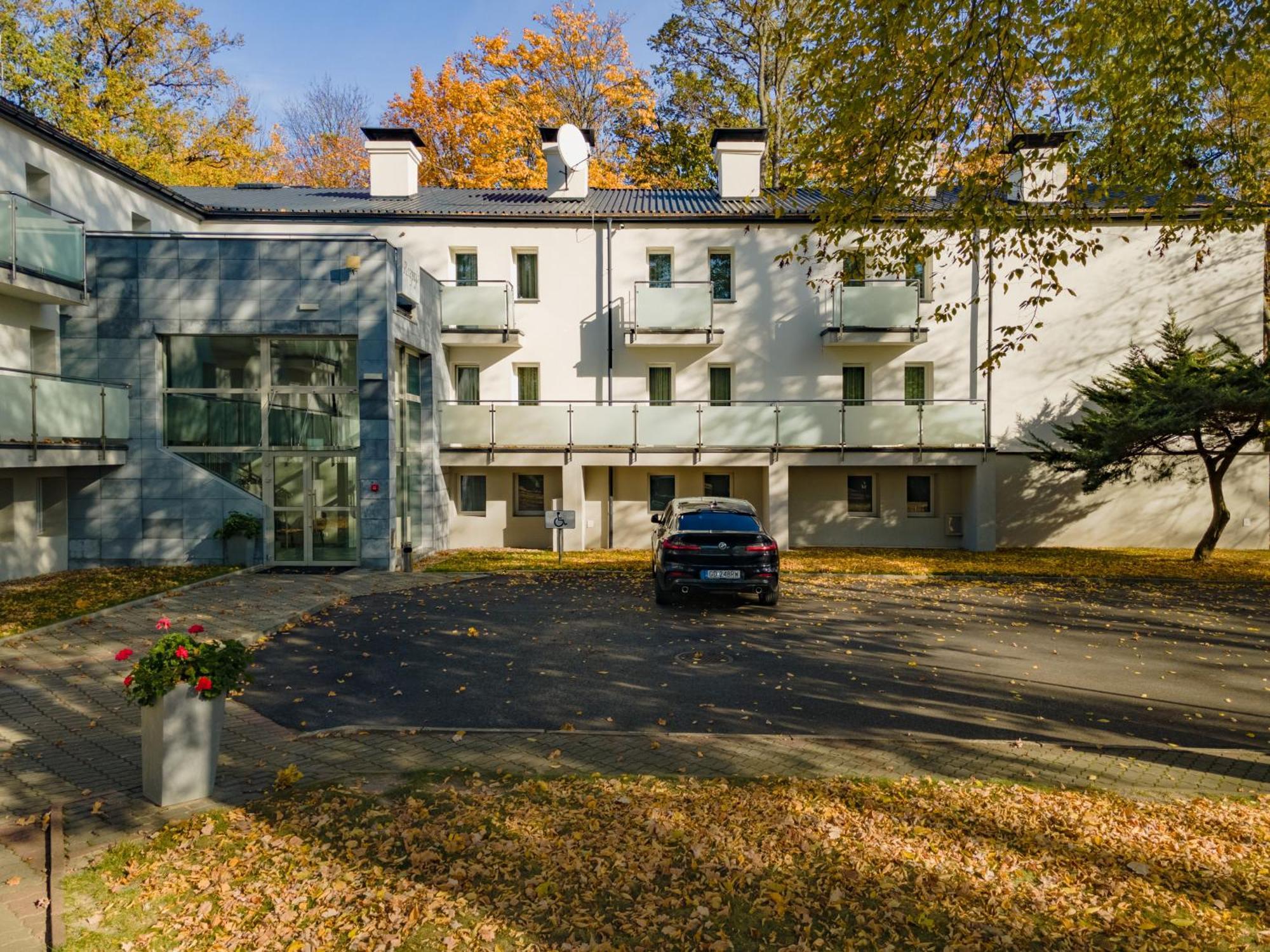Hotel W Dobieszkowie Стриков Екстериор снимка