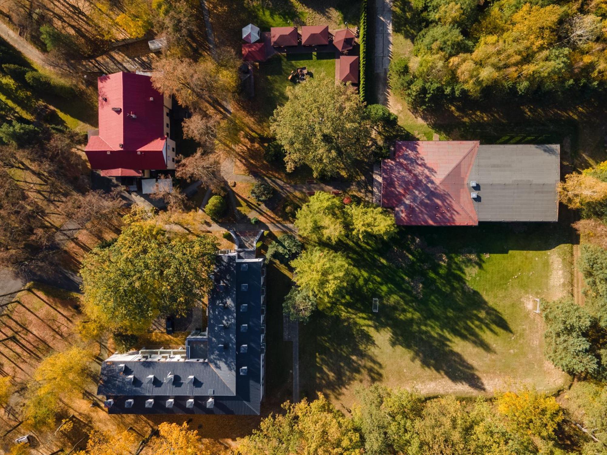 Hotel W Dobieszkowie Стриков Екстериор снимка