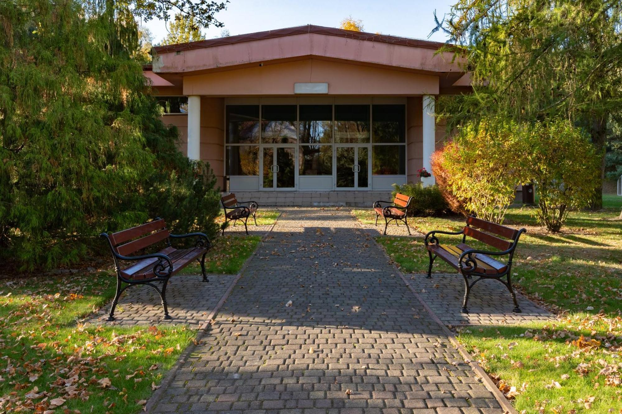 Hotel W Dobieszkowie Стриков Екстериор снимка