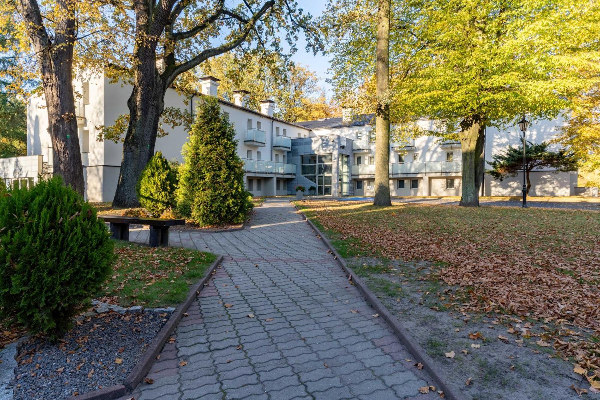 Hotel W Dobieszkowie Стриков Екстериор снимка