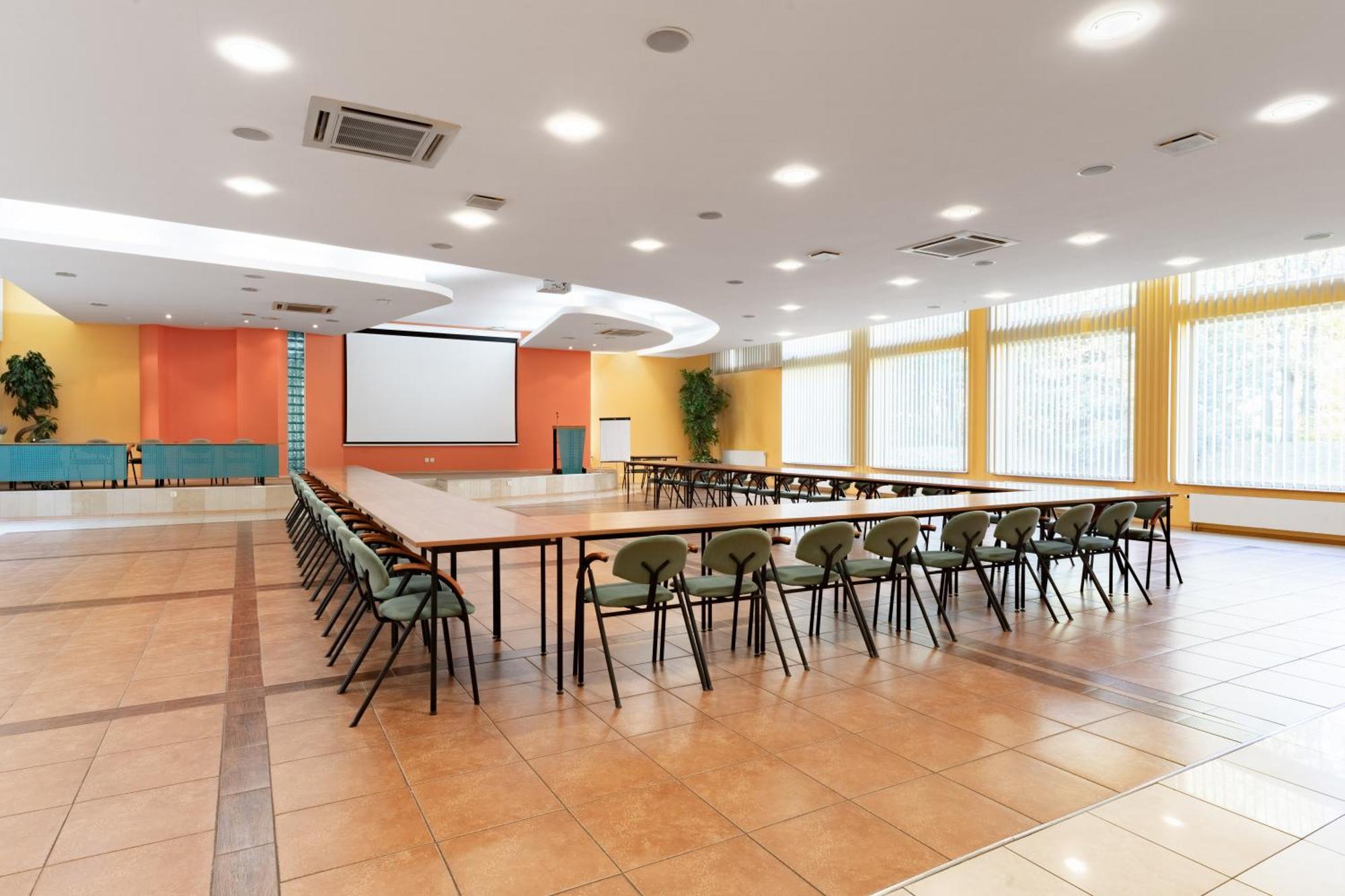 Hotel W Dobieszkowie Стриков Екстериор снимка