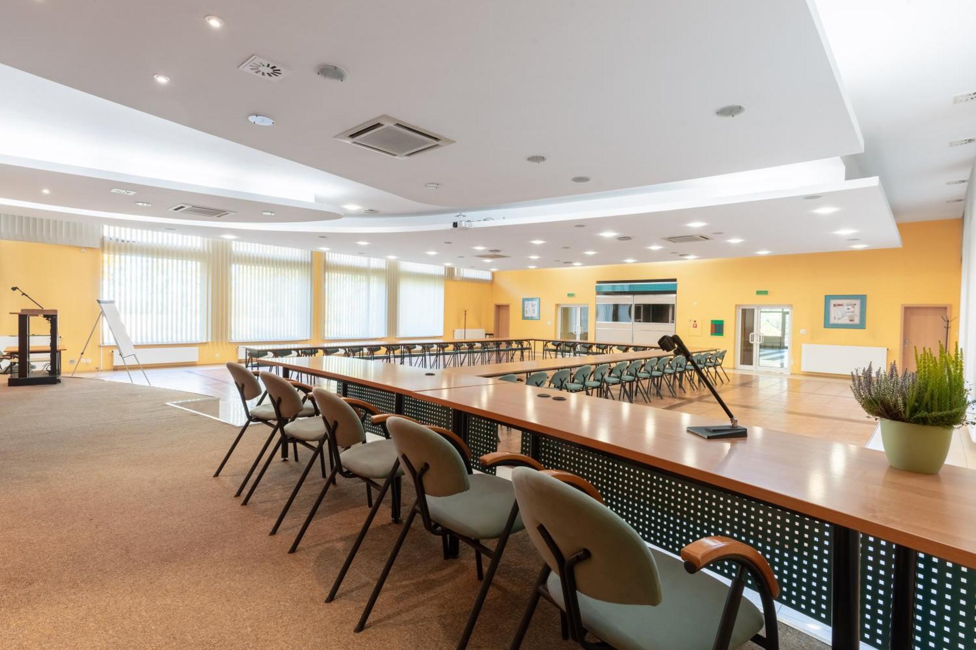 Hotel W Dobieszkowie Стриков Екстериор снимка