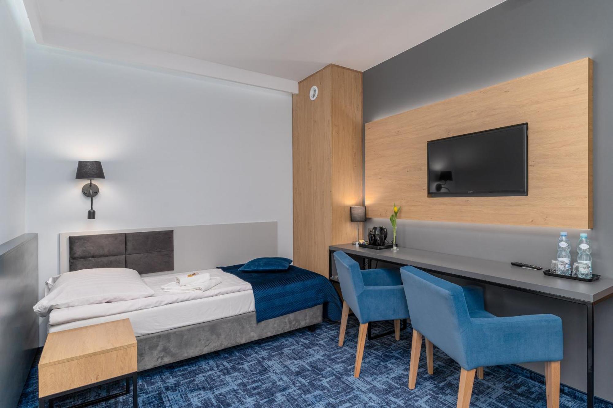 Hotel W Dobieszkowie Стриков Екстериор снимка