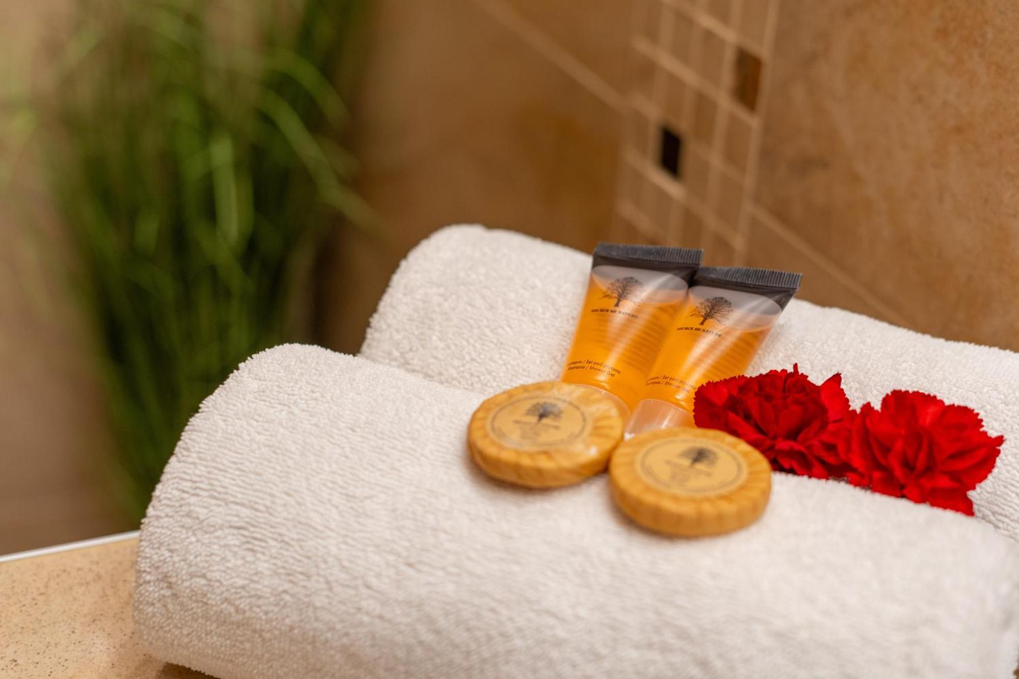 Hotel W Dobieszkowie Стриков Екстериор снимка