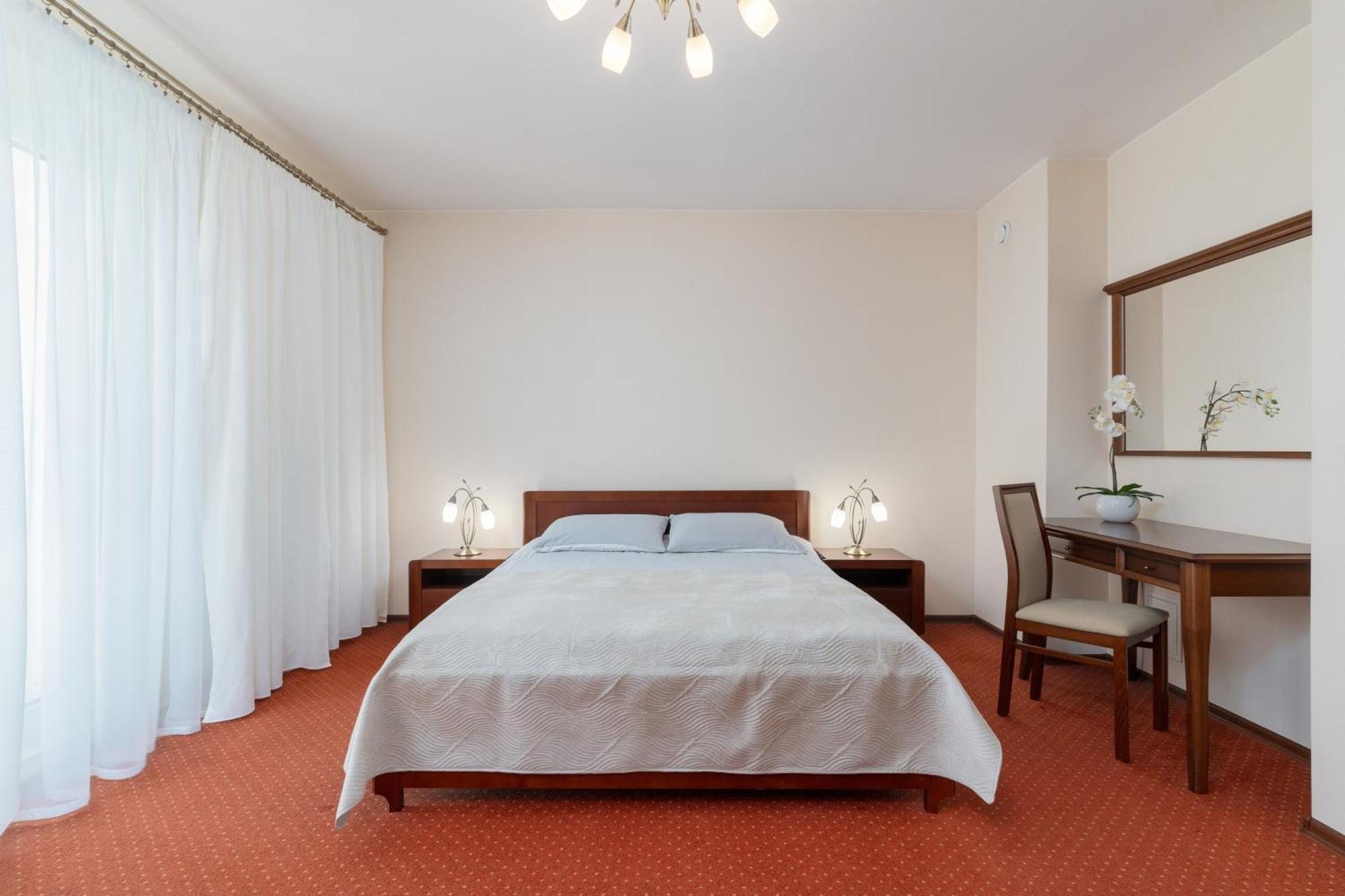 Hotel W Dobieszkowie Стриков Екстериор снимка