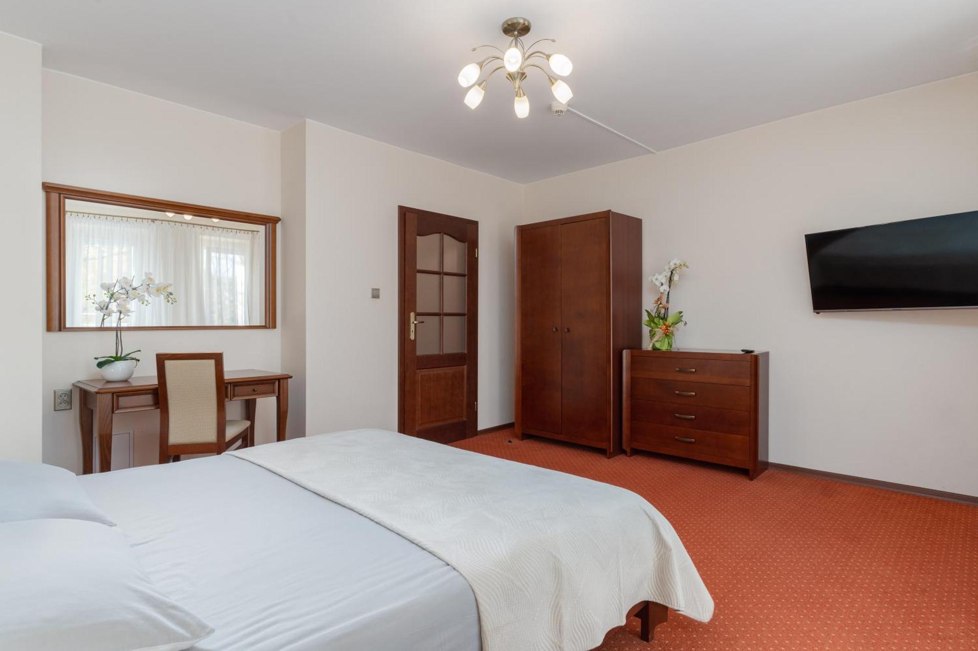 Hotel W Dobieszkowie Стриков Екстериор снимка
