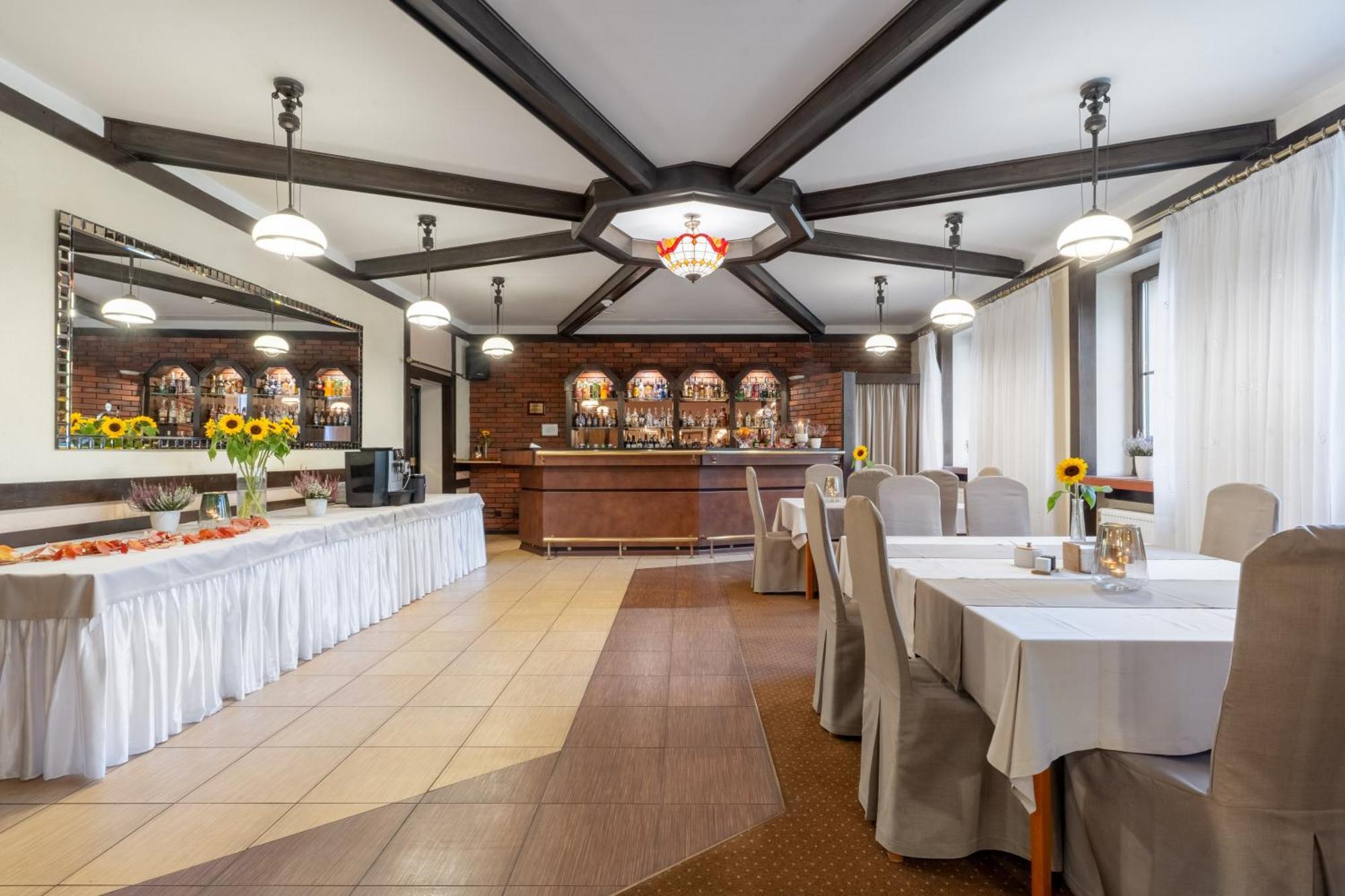 Hotel W Dobieszkowie Стриков Екстериор снимка
