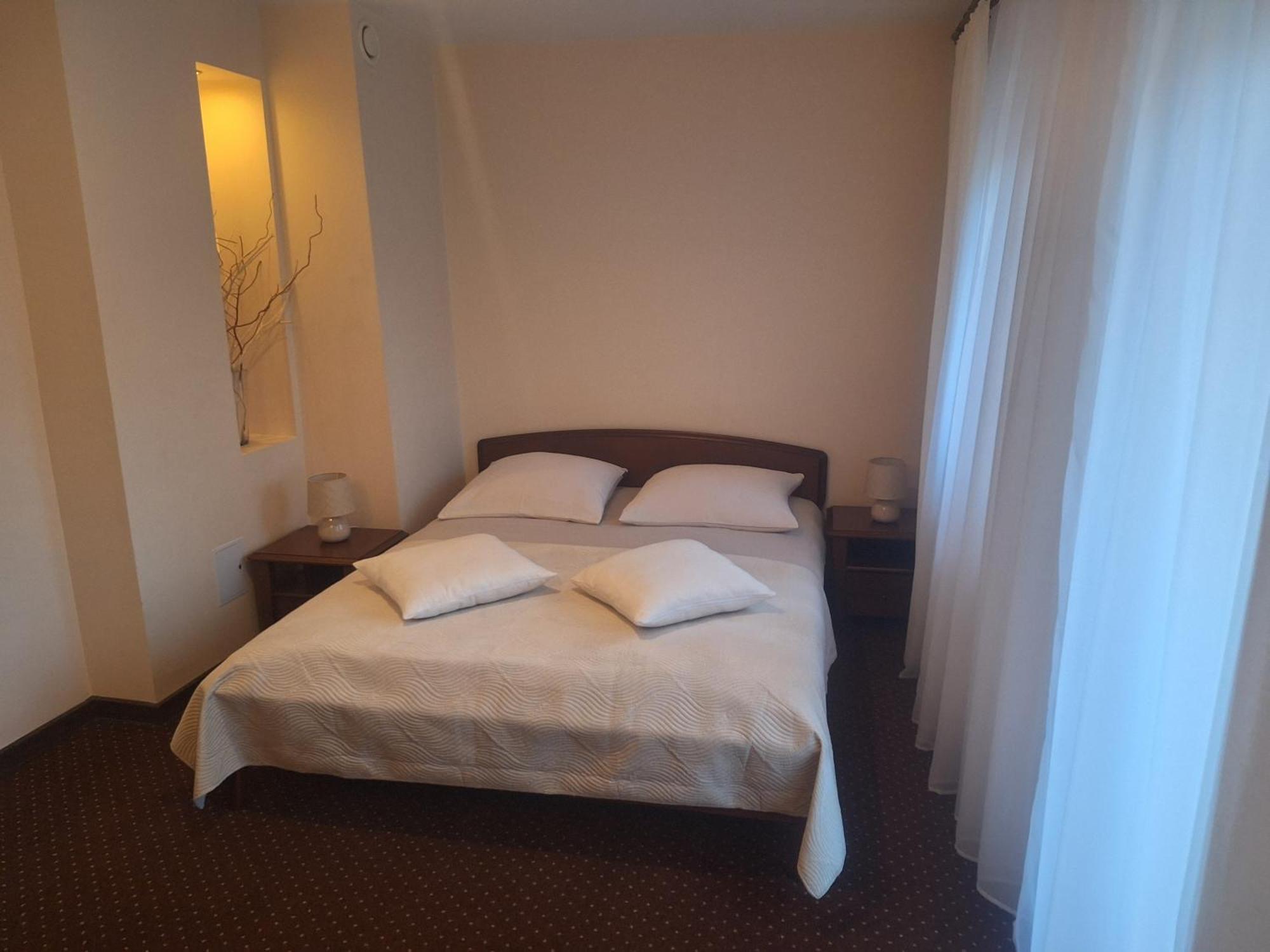 Hotel W Dobieszkowie Стриков Екстериор снимка