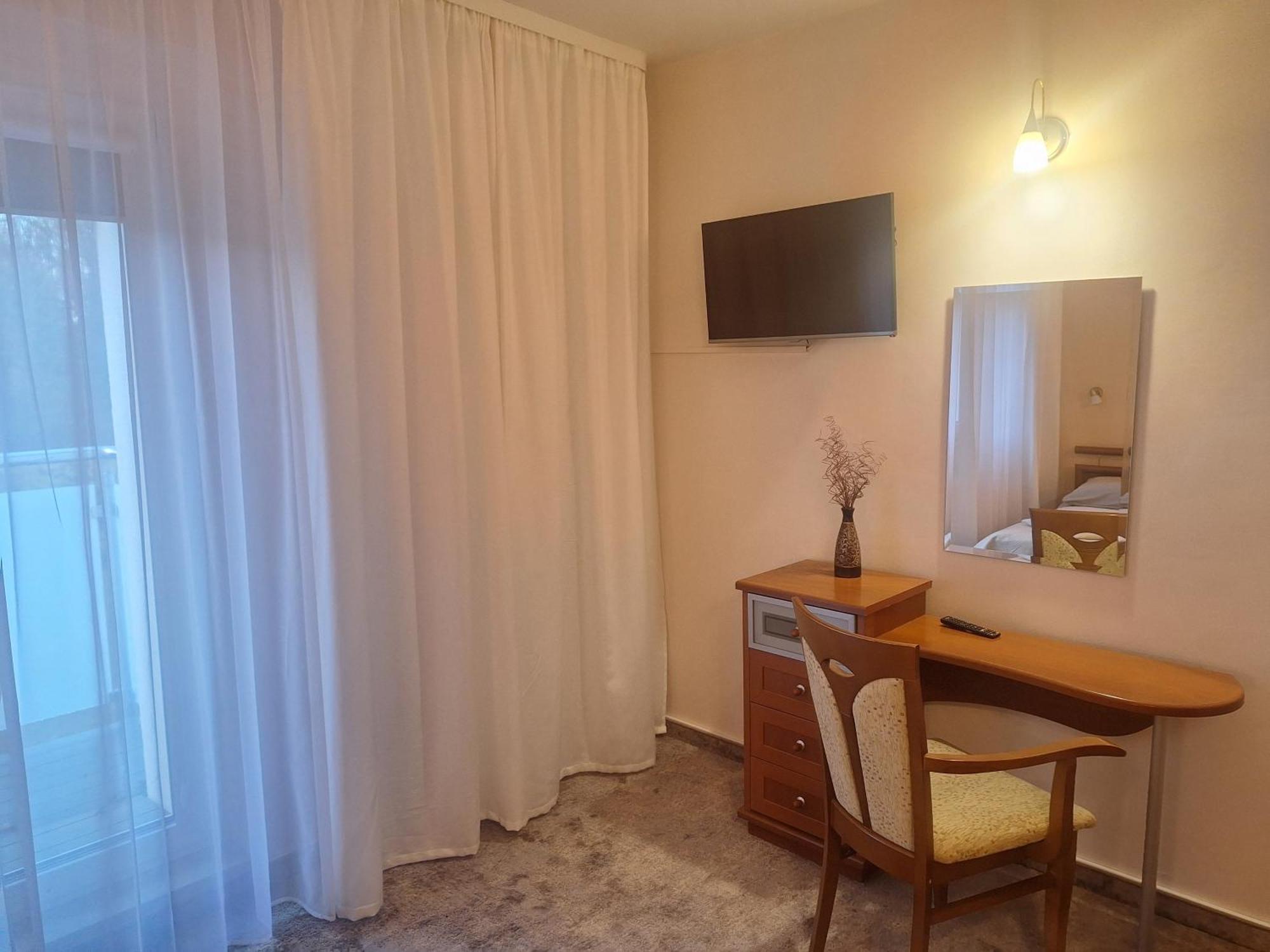Hotel W Dobieszkowie Стриков Екстериор снимка