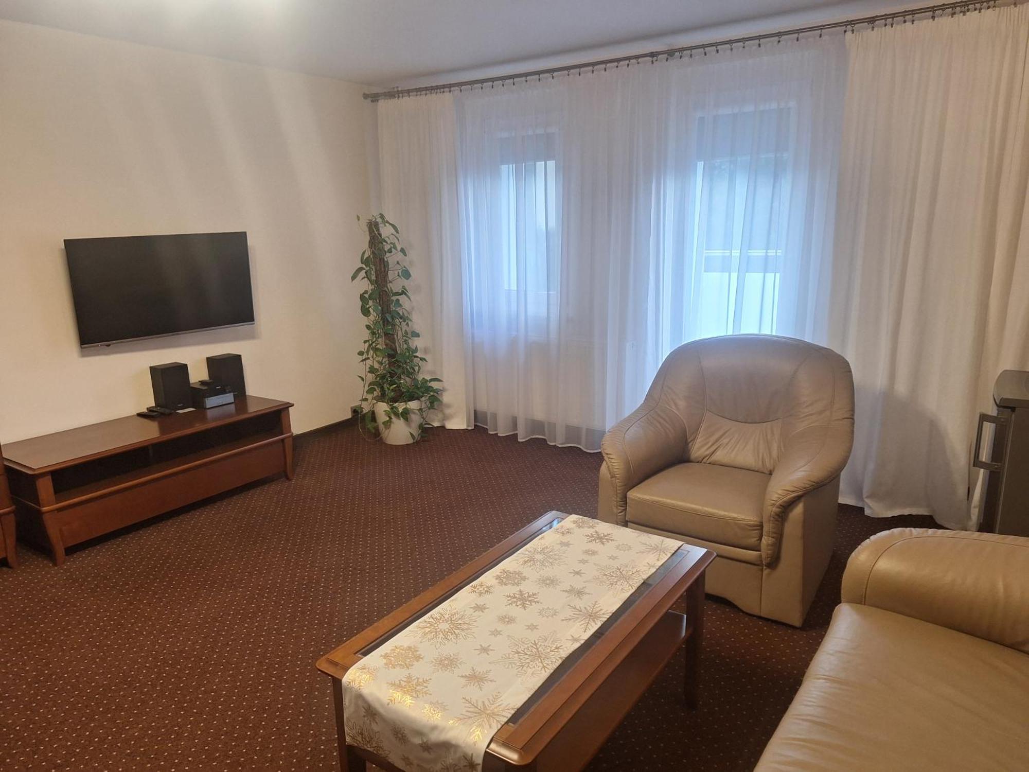 Hotel W Dobieszkowie Стриков Екстериор снимка
