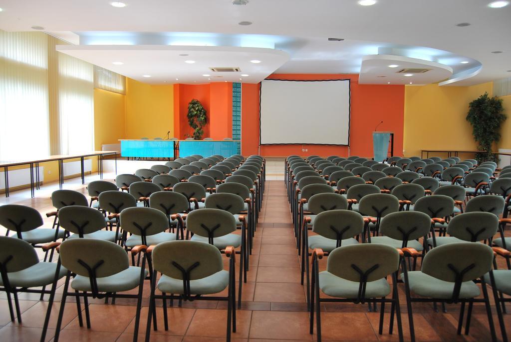 Hotel W Dobieszkowie Стриков Екстериор снимка
