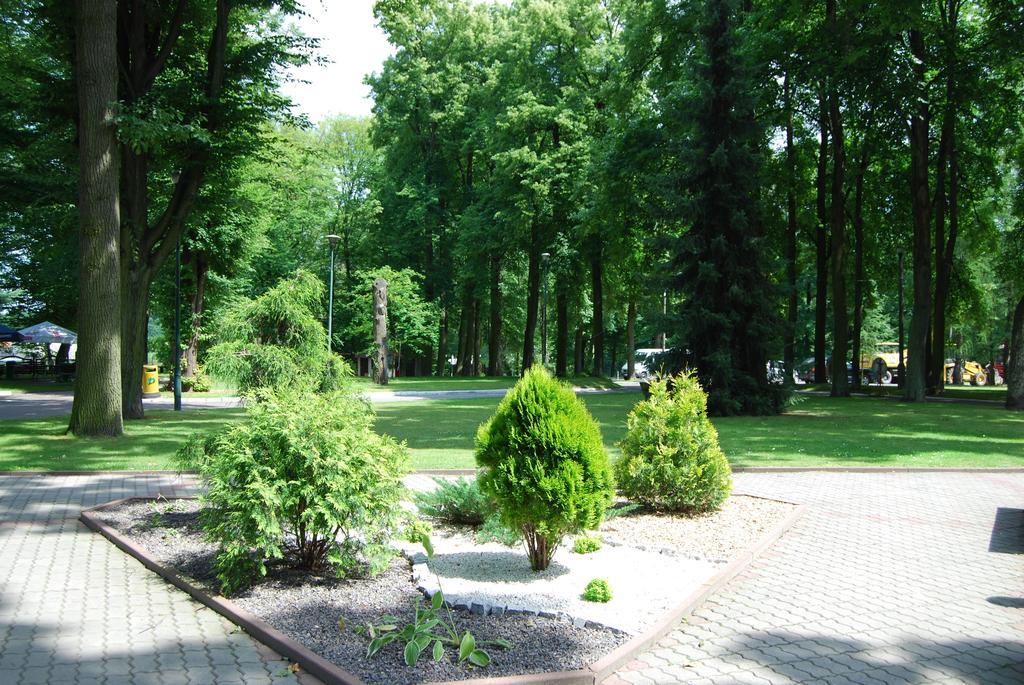 Hotel W Dobieszkowie Стриков Екстериор снимка