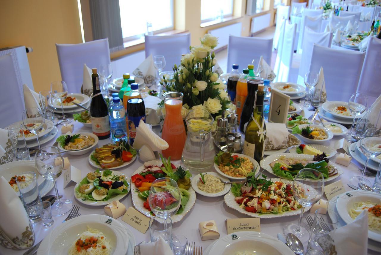 Hotel W Dobieszkowie Стриков Екстериор снимка